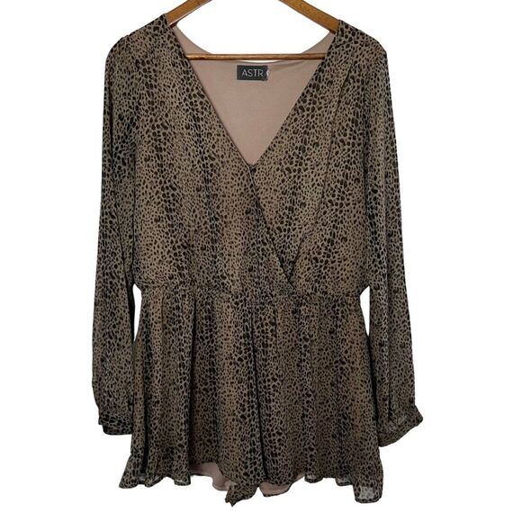Revolve Astr the Label Cheetah Leopard Long Sleeve V-Neck Romper Size Large - Picture 1 of 10